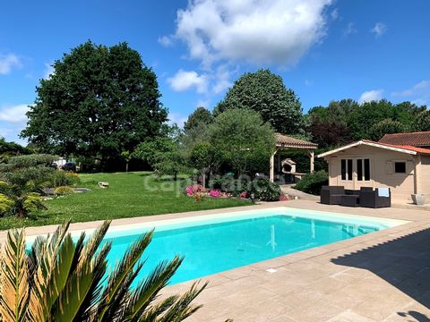 Dpt Gironde (33), à vendre AMBARES ET LAGRAVE maison P7 de 222 m² - Terrain de 2 795,00 m²
