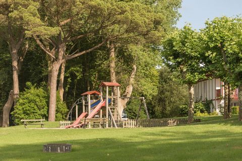 Votre résidence : La Résidence est située au cœur d'un domaine boisé paisible et se compose de 9 bâtiments de style néo-basque. Pour votre confort et vos loisirs, une piscine extérieure avec pataugeoire, une aire de jeux pour enfants, un parcours de ...