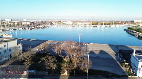 AN EXCEPTIONAL LOCATION IN THE HEART OF PORT-SAINT-LOUIS-DU-RHONE Discover a unique opportunity in Port-Saint-Louis-du-Rhone. This building plot of 1017 m2, nestled between the majestic Rhone and the marina, offers an ideal setting for a remarkable d...