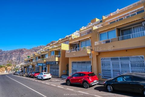 This is a one-bedroom apartment located in a fantastic position, at the entrance of Los Gigantes. It is on the fifth floor of the Eva complex and has amazing views to the ocean, La Gomera and the surrounding area. It is built over three levels and co...