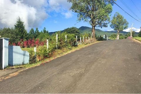 Beautiful land for sale locate it in the mountains of Santa Barbara, with a beautiful view at its highest point. It is located in an organized community, on a street with only one access, which provides security. It has a flat area in the front part ...