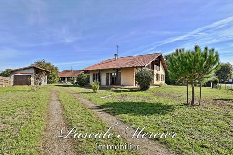 About 15 minutes from Dax near Hinx, come and discover this pretty house from the 1980s of 140 m2 on two levels. It consists on the ground floor of an independent kitchen, a beautiful bright living room with fireplace (insert), three bedrooms, a toil...