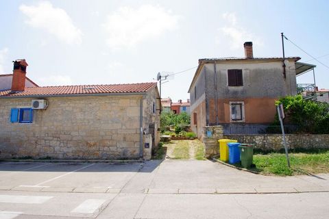 Questa autentica casa bifamiliare a Rakalj dispone di un giardino recintato con piscina privata. Dispone di 2 camere da letto e può ospitare comodamente una coppia o una famiglia. La casa si trova nel villaggio di Rakalj, nella parte sud-orientale de...