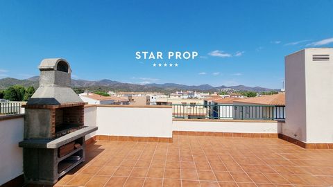 STAR PROP, l'agence immobilière haut de gamme, a le plaisir de vous présenter en exclusivité ce magnifique penthouse situé dans le port de Llançà. Située à quelques mètres de la plage, cette propriété offre une occasion unique de profiter du soleil e...