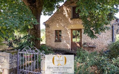Near Saint Cyprien. Lots of charm for this small stone farmhouse, typical and restored Périgourdine offering a large and bright living room, a half-level kitchen with inglenook fireplace, and two real bedrooms on one level. 2 mezanines allow addition...