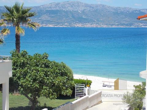 Apartamento en la playa y el mar cristalino en la hermosa isla de Čiovo. Está perfectamente situado y a solo 9 km de la histórica ciudad de Trogir y a 32 km de Split. El aeropuerto más cercano es el de Split, ubicado a 6 km de la villa. La villa tien...