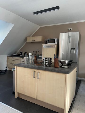 Fantastic apartment with a top location and extras near the Isar The spacious apartment is a true gem for business people and families alike. It harmoniously combines comfort, nature and functionality. With a spacious study and high-speed internet, i...