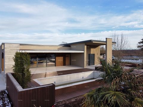 Casa di nuova costruzione in vendita nelle vicinanze di Gimino. La casa è composta da due camere da letto, bagno, cucina, sala da pranzo e soggiorno con accesso alla terrazza, giardino e piscina. La casa è completamente attrezzata, dispone di riscald...