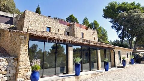 Vaucluse. Provence. At 3.5 kilometers from the center of the beautiful village of Lourmarin, Lord and Sons agency offers for sale this superb property of contemporary style that fits perfectly into its environment, this privileged place is reserved f...