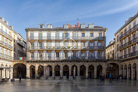 Explore the pinnacle of great luxury living in an emblematic location, in the heart of the historic Old Town of Donostia with this extraordinary property that Lucas Fox presents. This penthouse located on the prestigious Calle de la Pescadería and wi...