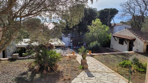 Charming villa to refresh plus an independent studio, on 900 m2 of land with views onto the mediterranean sea. Superb town on the coastline with all shops and restaurants, 20 minutes from Montpellier. Charming villa a former fisherman shelter of Mont...
