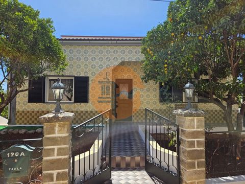 Haus mit drei Schlafzimmern, Freizeitbereich und Grundstück, gelegen in São Brás de Alportel. Diese Villa im traditionellen Stil erstreckt sich über drei Etagen: Erdgeschoss, Keller und eine geräumige überdachte Terrasse. Im Erdgeschoss finden wir ei...