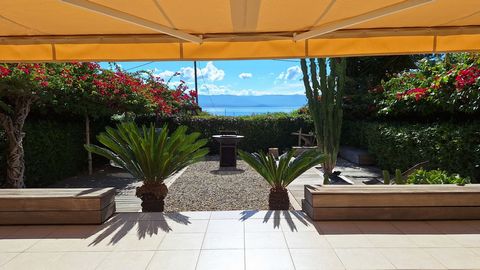 In Ajaccio, on the road from Sanguinaires to Barbicaja, we are pleased to present for sale 1 magnificent T5 apartment of 126m on the ground floor in a secure residence 2 steps from the beach of Barbicaja with sea view. Composed as follows: an entranc...