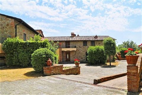 Cette belle résidence située dans la région de villégiature populaire de la Toscane est dotée d'une terrasse privée et d'un accès aux piscines communes. Il est très approprié pour des vacances en famille ou entre amis.La maison de vacances est située...