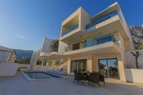 Ontdek de belichaming van luxe wonen met deze prachtige nieuwe villa's in het pittoreske stadje Makarska. Deze exclusieve ontwikkeling beschikt over vier identieke, state-of-the-art villa's, elk uniek gepositioneerd op een eigen perceel, met ongeëven...