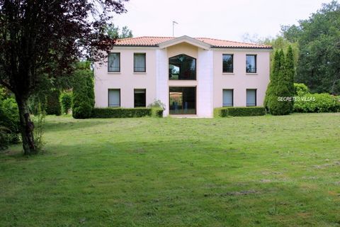 RIVE DROITE BORDEAUX. 4mn FARGUES SAINT HILAIRE, noyée dans la verdure et baignée de lumière , BELLE VILLA A L'ESPRIT CONTEMPORAIN 251m2 vous offrant au rdc: hall d'entrée, vestiaire invité, wc avec lave main, vaste pièce de réception 65m2 comprenant...