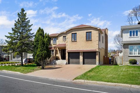 Geräumiges und warmes Ferienhaus in einer ruhigen und begehrten Gegend von Brossard. 5 Schlafzimmer und ein Badezimmer, das an das Hauptschlafzimmer angrenzt. Schöne Fenstertüren trennen das Wohnzimmer vom Esszimmer. Fertiger Keller mit 2 Schlafzimme...