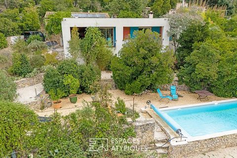 In Nîmes, nestled in the hill near the road to Uzès, this single-storey artist's villa of 145m2 on a plot of 3000m2 invites you to travel and rest. Surrounded by greenery, the villa welcomes you with a beautiful living room with open kitchen which op...