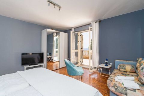 This beautiful two bedroom apartment with terrace and sea view is located only 30 minutes walking distance from the Lapad Bay and 20 minutes from the Old Town. Barbecue facilities and a terrace with sea view are at the guests' disposal. Apartment Beg...