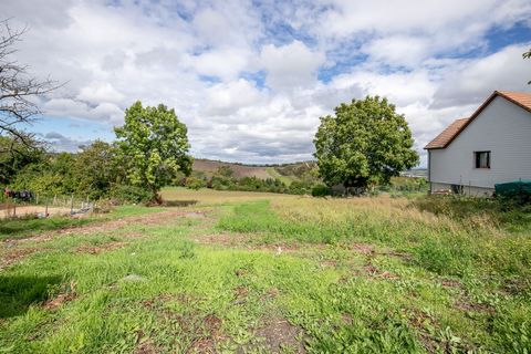 MYClermont vous propose en exclusivité ce beau terrain à bâtir de 360 m2 sur la commune de Romagnat. Terrain idéalement situé dans secteur calme et prisé offrant une vue dégagée. Proche de Clermont-Ferrand et limitrophe Aubière. Cadre verdoyant entre...