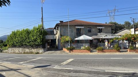 Cette propriété, située à Águas Santas, Póvoa de Lanhoso, Braga, Portugal. Maison avec possibilité de logement et de services  Elle représente une opportunité d´investissement unique, avec une entreprise consolidée depuis environ 40 ans et un solide ...