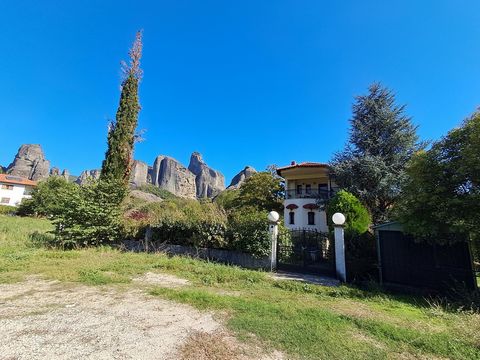 Zu verkaufen zweistöckiges Haus mit Blick auf Meteora, 2 Ebenen, Erdgeschoss und 1. Stock Features: - Air Conditioning - Garage - Garden - Parking