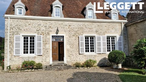 A32350CAF71 - Dans le village de Génelard, vous trouverez ce manoir magnifiquement entretenu avec des éléments d'origine, notamment du parquet, des cheminées et un plafond « à la française » dans la salle à manger. Dans le village mais très prive ave...