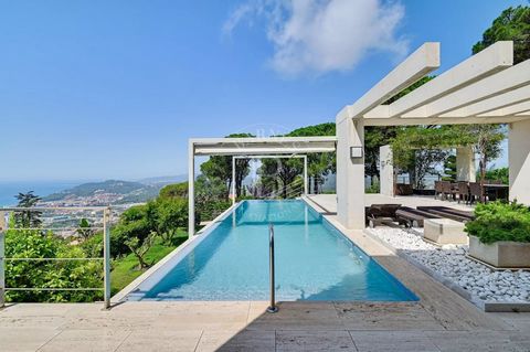 Barnes International Realty Costa Brava les presenta esta lujosa y exclusiva propiedad de estilo contemporaneo con fantásticas vistas a la mar, ubicada en prestigiosa Roca Grossa a tan solo 5 minutos del centro de Lloret de Mar. Con sus 680 m² de con...