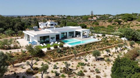 Imagine vivir en una casa cerca de las playas más paradisíacas de Europa, a solo 15 minutos de los restaurantes, cafés y bares más renombrados del Algarve, pero aún así lejos del ruido y rodeada de naturaleza. Ven a visitar y descubrir esta increíble...