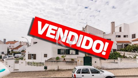 Moradia situada em Queijas em Bairro de Moradias bastante tranquilo. Em bom estado de conservação (a precisar de pouca intervenção) esta moradia é constituída por 2 quartos + 1, cozinha, casa de banho e sala com saída para um simpático espaço exterio...