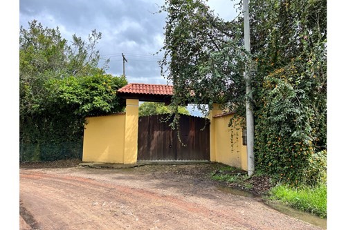 Inmueble-15630 Se vende una finca de ensueños con una casa para los cuidanderos con todas las comodidades: 2 habitaciones, espacio de sala comedor, cocineta y un baño y rodeado de una terraza para disfrutar de los animales y vegetación del lugar. Arb...