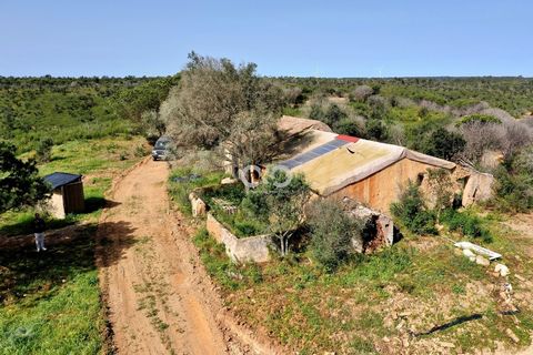 Excelente propriedade com uma área de 384250,00m2(38 hectares) ideal para quem aprecia a tranquilidade e beleza da Natureza sem barulho ou vizinhos a apenas 3km da vila de Budens e a 7km das praias intocadas da costa oeste. O terreno é composto por v...