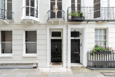 Set across five floors and 2,348 sq. ft, this beautiful townhouse has been fully renovated blending period features with contemporary style. The thoughtful interior design has been applied to the grand living spaces, perfect for entertaining while ex...