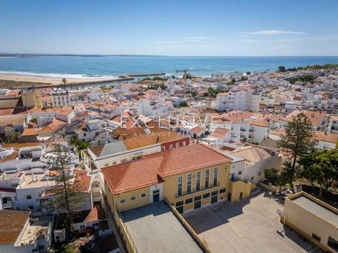 Dit lichte en ruime herenhuis ligt op een van de meest prestigieuze locaties in het historische centrum van Lagos en biedt een zeldzame combinatie van rust en levendig stadsleven. Gelegen tussen het oude klooster en het historische auditorium, en met...