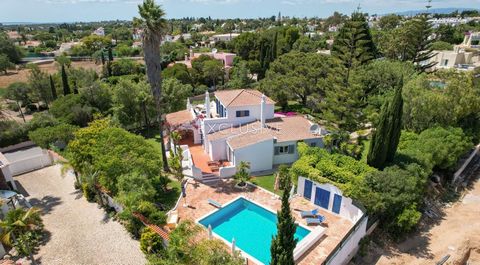   Voici une captivante villa traditionnelle nichée près du centre de Carvoeiro, offrant des vues sur la mer à couper le souffle, une piscine privée et des jardins matures enchanteurs. Cette propriété remarquable offre un mélange harmonieux d'élégance...