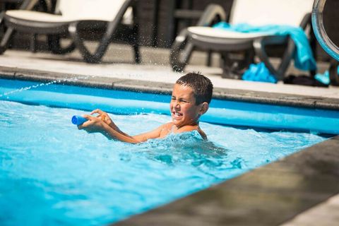 Dit vrijstaande, gelijkvloerse chalet ligt op het mooi opgezette vakantiepark Park Westerkogge. Midden in groen, maar toch op slechts 8 km. van het gezellige, historische havenstadje Hoorn. Het comfortabel ingerichte chalet beschikt door het grote gl...