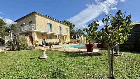 Located on the heights of the sought-after area of Saint-Antoine, in L'Isle-sur-la-Sorgue, this 215m2 house, in the heart of a green and nuisance-free setting, is a rare opportunity offering a strong potential as a main residence with a rental invest...