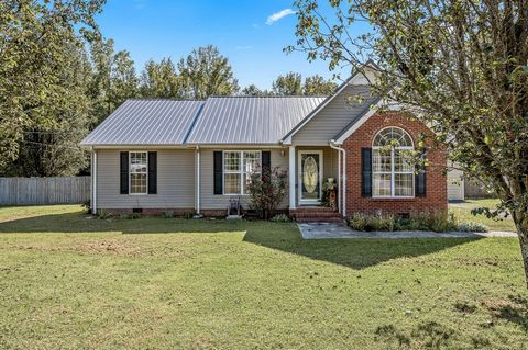 Dit charmante huis met 3 slaapkamers en 2 badkamers is perfect voor gezinnen, dierenliefhebbers of gepensioneerden! Deze goed onderhouden woning heeft een ruime open plattegrond en is voorzien van vinylvloeren. Geniet van dienbladplafonds in de woonk...