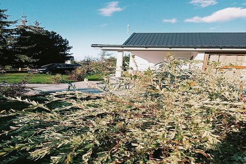 Neu erbautes Ferienhaus mit überdachter Terrasse. Es ist innen schön hell, modern eingerichtet und bietet viel Platz für die ganze Familie. Naturliebhaber schätzen die Ruhe und viele Möglichkeiten für Spaziergänge und Wanderungen. Aber auch Familien ...