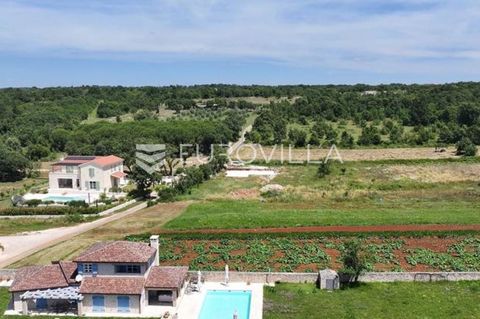 Svetvinčenat, Vidulini; building land for sale located in a small town 5 minutes' drive from Svetvinčent. It has an area of 502 m2 and has a valid building permit for the construction of a free-standing building and a group 3b swimming pool with acce...