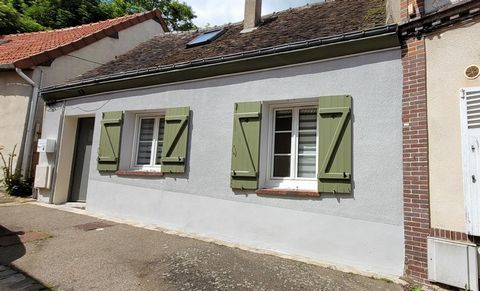 28100- DREUX, Maison , 4 pièces, 2 chambres, bureau, terrain clos arboré de 93m2 environ . au prix de 154 890 euros HAI. A VISITER de toute urgence, Jolie MAISON de ville sans travaux, secteur chapelle royale prisé, et recherché , PROCHE toutes commo...