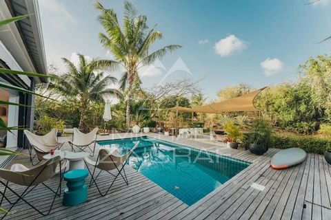 Entdecken Sie diese geräumige und wunderschöne Villa, die ideal für ein ruhiges Familienleben in Pointe aux Canonniers ist. Mit 4 Schlafzimmern und 4 Badezimmern bietet diese Immobilie Ihnen allen notwendigen Komfort. Das Innere umfasst eine moderne ...