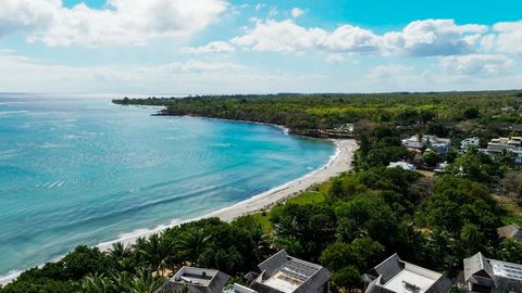 Gadait International ist stolz darauf, Ihnen diese außergewöhnliche Wohnung anbieten zu können, die eine perfekte Mischung aus zeitgenössischer Eleganz und raffiniertem Komfort bietet. In der Nähe des tamarina Boutique Hotels und des herrlichen Stran...