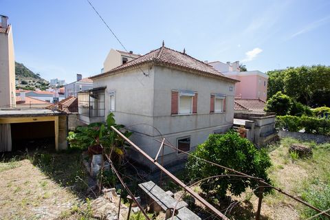 Wir präsentieren Ihnen dieses Einfamilienhaus, das sich in der emblematischen Stadt Vila Franca de Xira befindet, genauer gesagt in der Gegend von Bom Retiro. Es handelt sich um ein Gebäude mit zwei Etagen, das unabhängig genutzt werden kann. Das Anw...