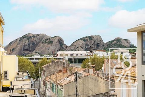 1894 l’immobilier vous propose à la vente en Exclusivité un magnifique appartement duplex de type 4 de 99 m2 avec une terrasse de 18 m2 dans le quartier très recherché du centre ville de La Ciotat. Ce bien se trouve dans une résidence de 2003 en dern...