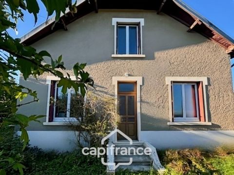 Venez découvrir à ASNIERES LES BOURGES, cette maison des années 50 au charme ancien en attente de nouveaux propriétaires. En entrant dans la maison , une entrée dessert une pièce de vie avec un coin cuisine avec accès sur le jardin par une véranda, 2...