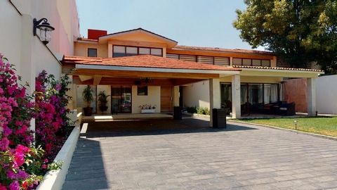 Bienvenido a esta impresionante casa contemporánea, donde la elegancia se combina con la comodidad en un entorno natural excepcional. Con un amplio jardín que se extiende majestuosamente a su alrededor, esta residencia ofrece una experiencia de vida ...