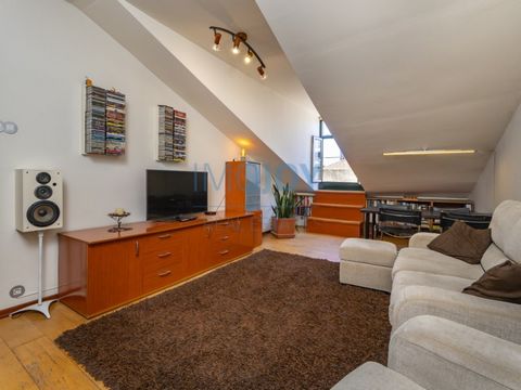 We presenteren een indrukwekkend penthouse met 3 slaapkamers, gelegen in Arco do Carvalhão, dat verfijning, comfort en helderheid combineert. Dit appartement ligt op de vierde verdieping en valt op door zijn uitstekende blootstelling aan de zon, waar...