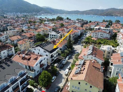 Nowoczesny i umeblowany apartament blisko morza w Fethiye  Lokalizacja: Fethiye, tylko 5 minut spacerem od linii brzegowej  Przestronna część dzienna 2+1  90 m²: Praktyczna przestrzeń mieszkalna  Umeblowane: Gotowe do zamieszkania , wyposażone w ...