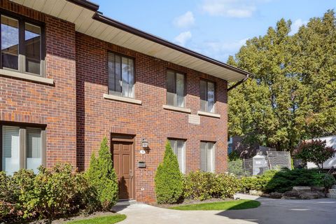 Nichée dans le prestigieux et serein quartier d'Upper Outremont, cette exquise maison de 4 chambres à coucher offre un mélange inégalé de confort, de commodité et de beauté naturelle. En tant que première maison du complexe, elle bénéficie d'un accès...